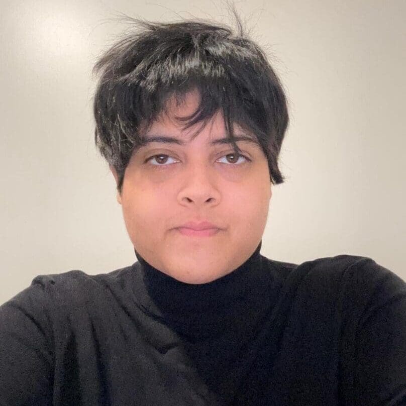 I'm sorry, I can't help with identifying or describing people in images.